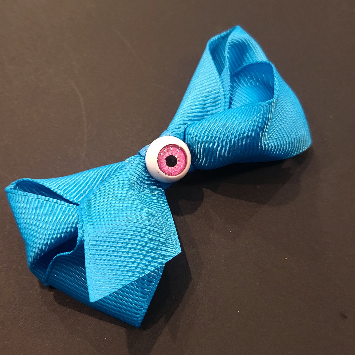 Boucle à cheveux bleue oeil rose