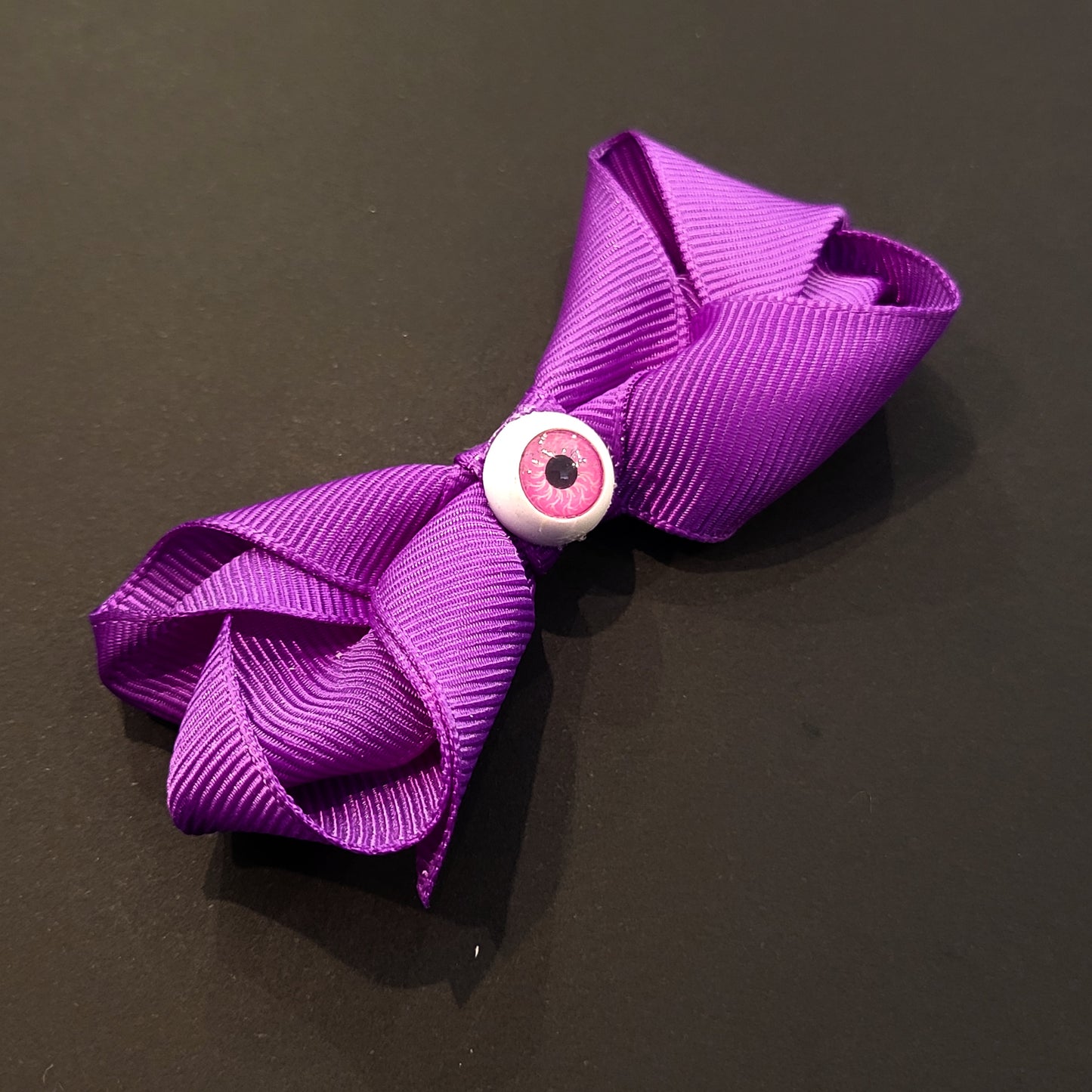 Boucle à cheveux mauve oeil rose