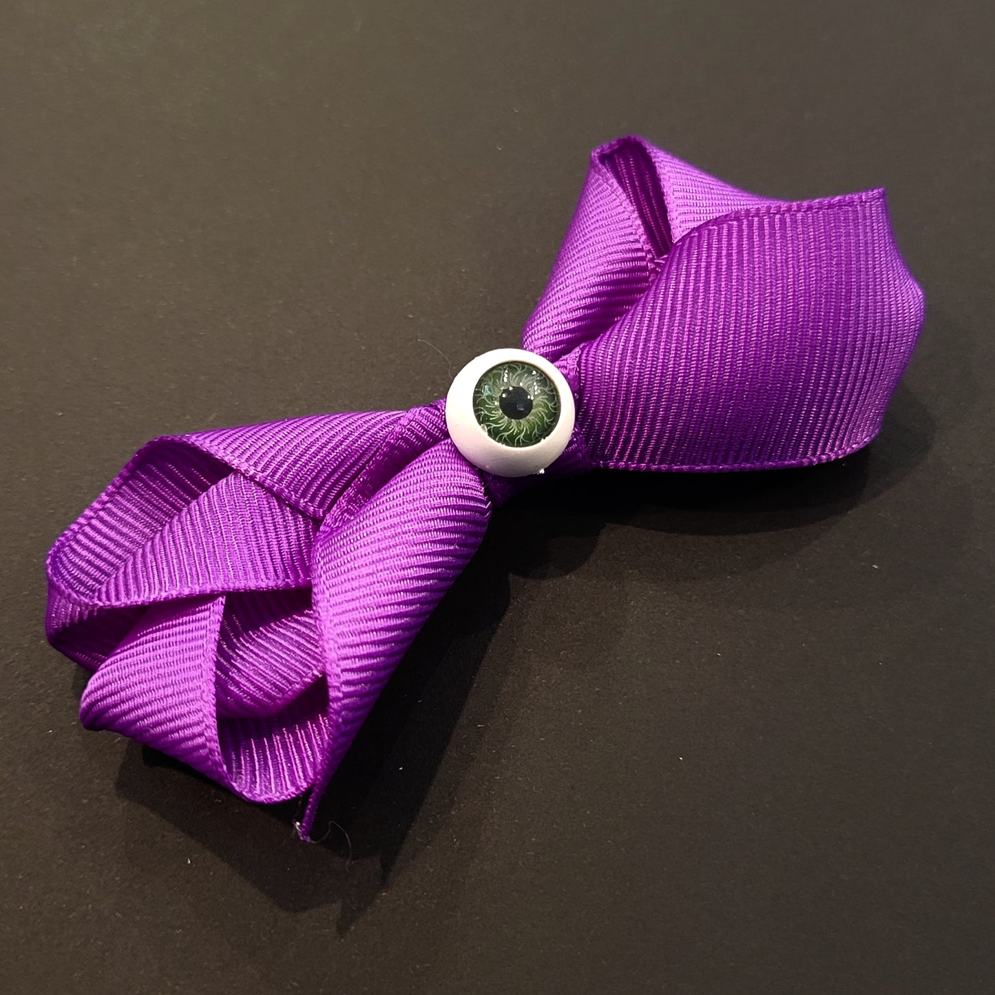 Boucle à cheveux mauve oeil vert