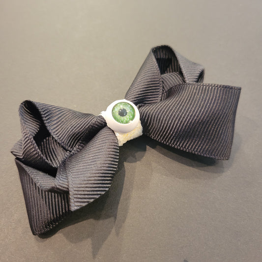Boucle à cheveux noir oeil vert