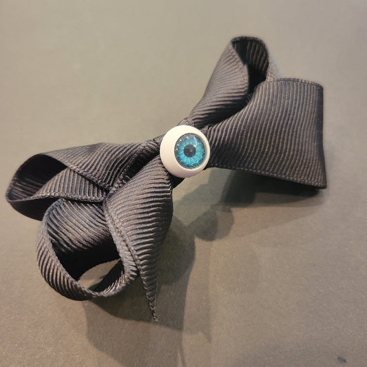 Boucle à cheveux noir oeil bleu